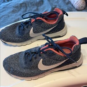 Nike Women’s Navy Knit Sneakers with Pink Accents size 9